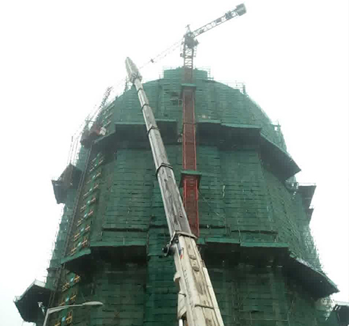临泽吊车在工地上作业